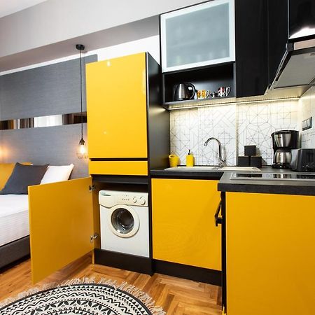 Downtown Luxury Boutique Suites : The Yellow Suite Szaloniki Kültér fotó