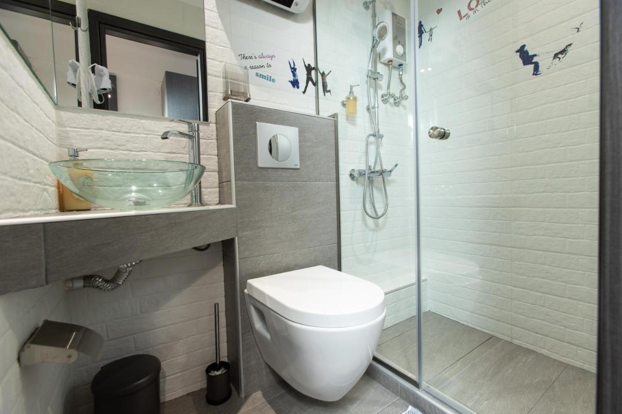 Downtown Luxury Boutique Suites : The Yellow Suite Szaloniki Kültér fotó